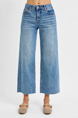 21143 Light Wash Mid-Rise Crop