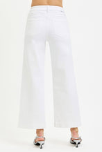 Load image into Gallery viewer, 5687 TC Front Seam White Crop
