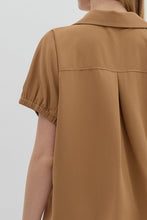 Load image into Gallery viewer, Solid Split Collar Top-Camel
